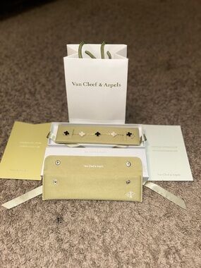 Van Cleef & Arpels 18k Onyx and Mother Of Pearls 5-Flower Bracelet